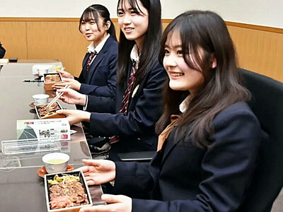 姨捨の「棚田米」弁当に太鼓判　提案した高校生が試食　今秋の新米使い、しなの鉄道「ろくもん」で販売へ