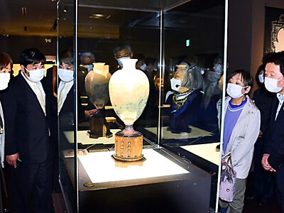 ガレのガラス工芸　感じる自然　諏訪市の北沢美術館開館40周年記念特別展