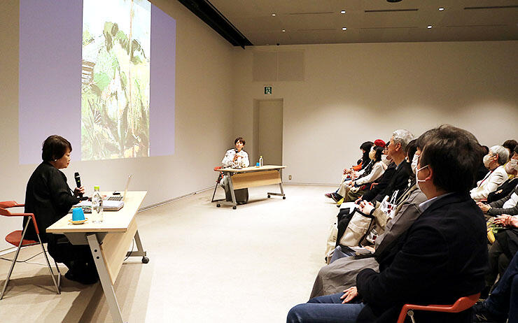 棟方作品の魅力を語り合う（左から）石井さんと原田さん＝県美術館