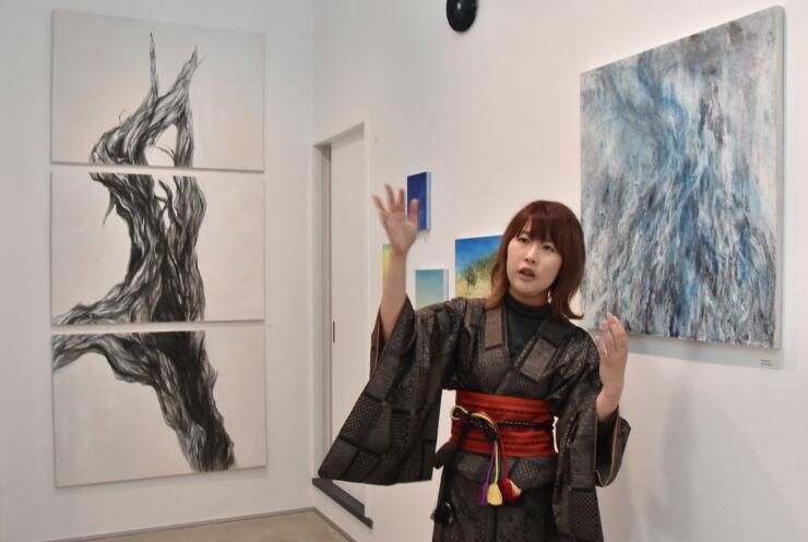 皆神山の神木から発想した作品（左）などを展示する富田さん