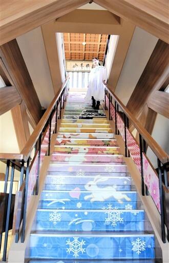 越前大野城の３階から４階に上る階段に施されたアート＝３月２０日、福井県大野市城町