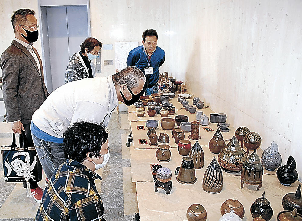 展示された陶芸作品＝志賀町文化ホール