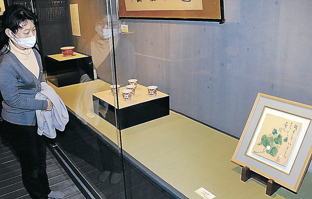 魯山人が描いたイチゴの絵が展示された会場＝加賀市山代温泉