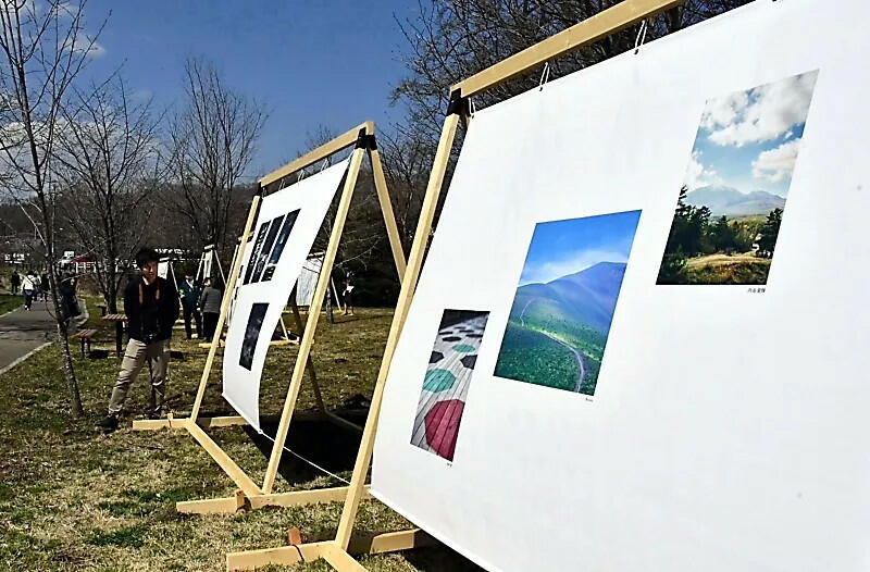 浅間山を写した作品が並ぶ湯川ふるさと公園