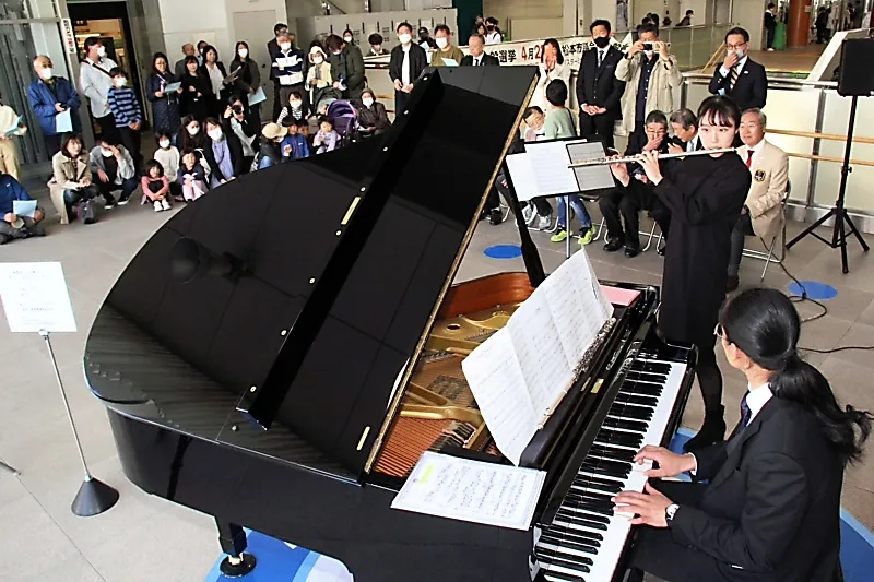 ピアノ利用再開を祝い、松本駅自由通路で開かれたセレモニー
