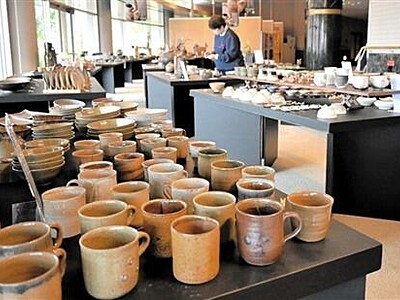越前焼窯元２２人が食器や花器展示　陶芸村で６月下旬まで