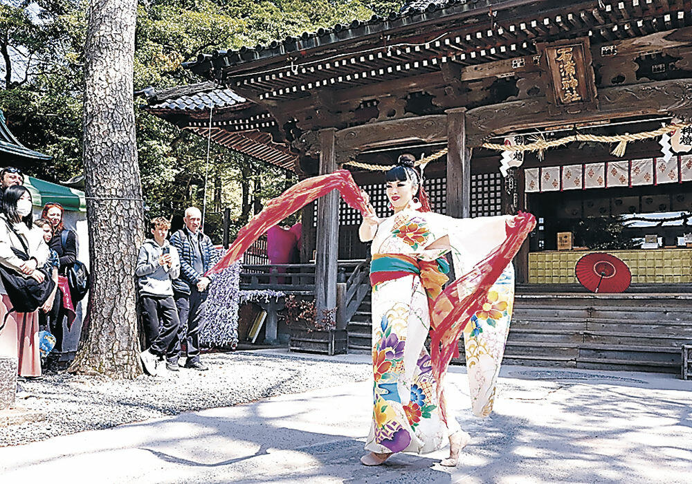 華やかなダンスを披露するナディアさん＝石浦神社