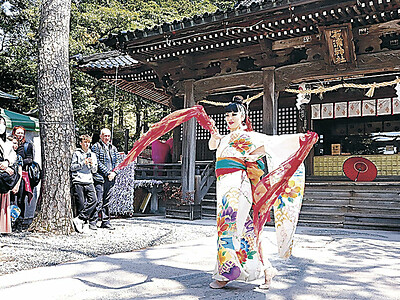 ダンサーが舞踊奉納　金沢・石浦神社