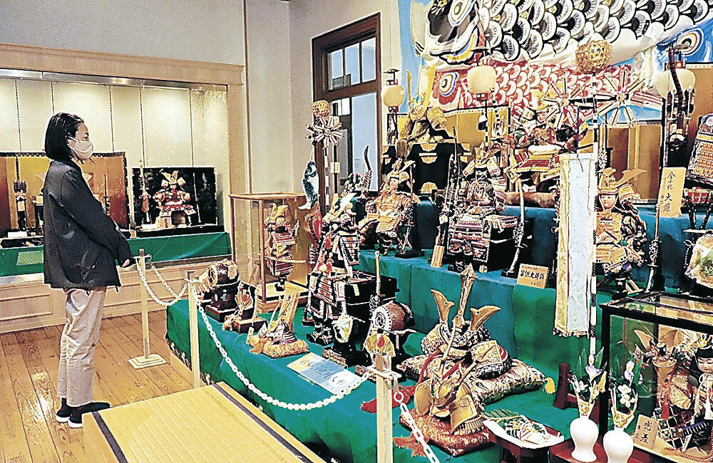 昭和の五月人形が並ぶ会場＝金沢くらしの博物館
