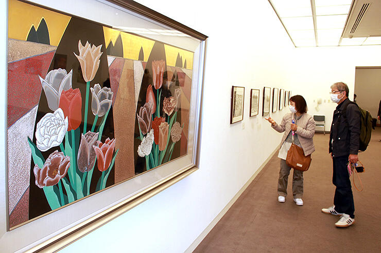 「砺波の散居村」をテーマに創作された作品を並べた収蔵品展