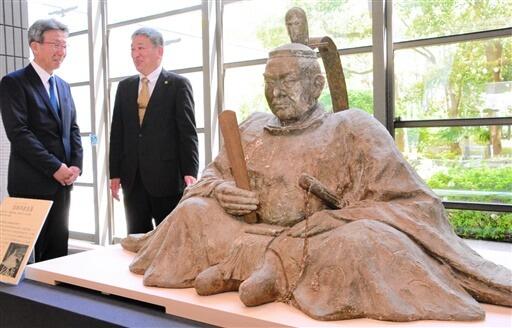 県立歴史博物館に寄贈された結城秀康の坐像＝４月２３日、福井県福井市の県立歴史博物館