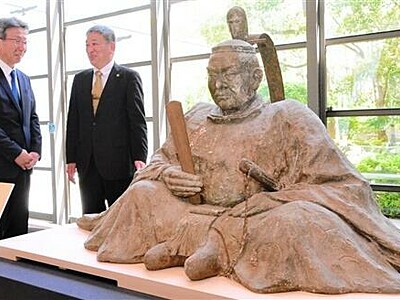 秀康坐像、県立歴博へ　来月２３日まで展示　孝顕寺が寄贈