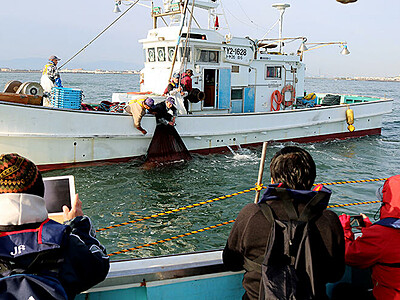 シロエビ漁間近で見学　射水・新湊沖で観光船スタート