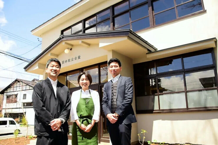 ホテルとレストランが入る旧中社公会堂の前に立つ（左から）林さん、成田さん、武井さん