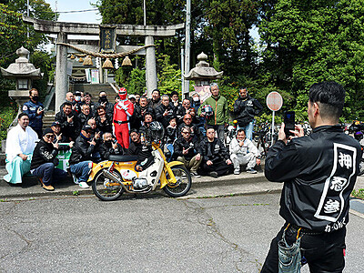 高岡・伏木神社にライダー続々　全国巡るバイクプロジェクト参加で月３００人近く