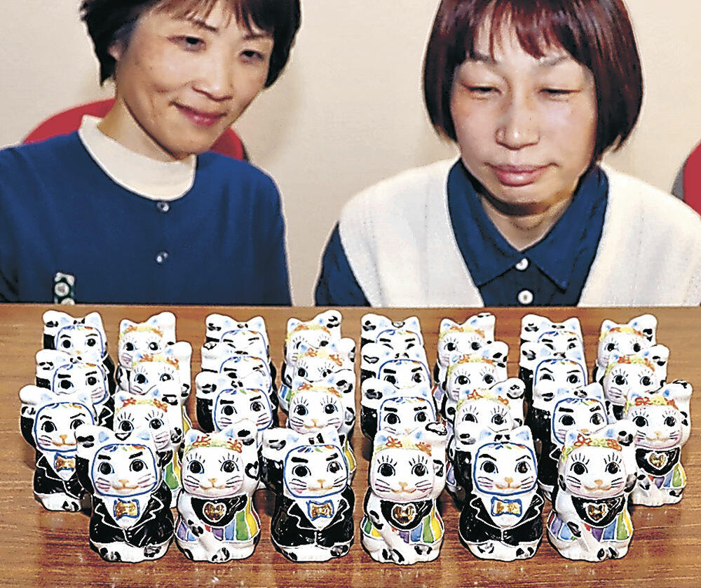 結成１０年を記念して制作された招き猫「ゆっきー」＝能美市九谷焼美術館