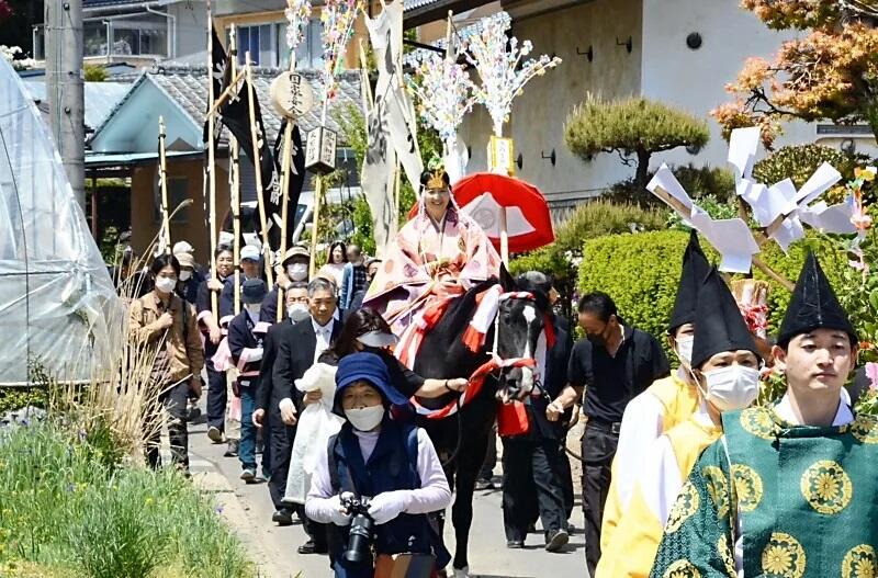 馬を引き連れて集落を練り歩く槻井泉神社の氏子ら