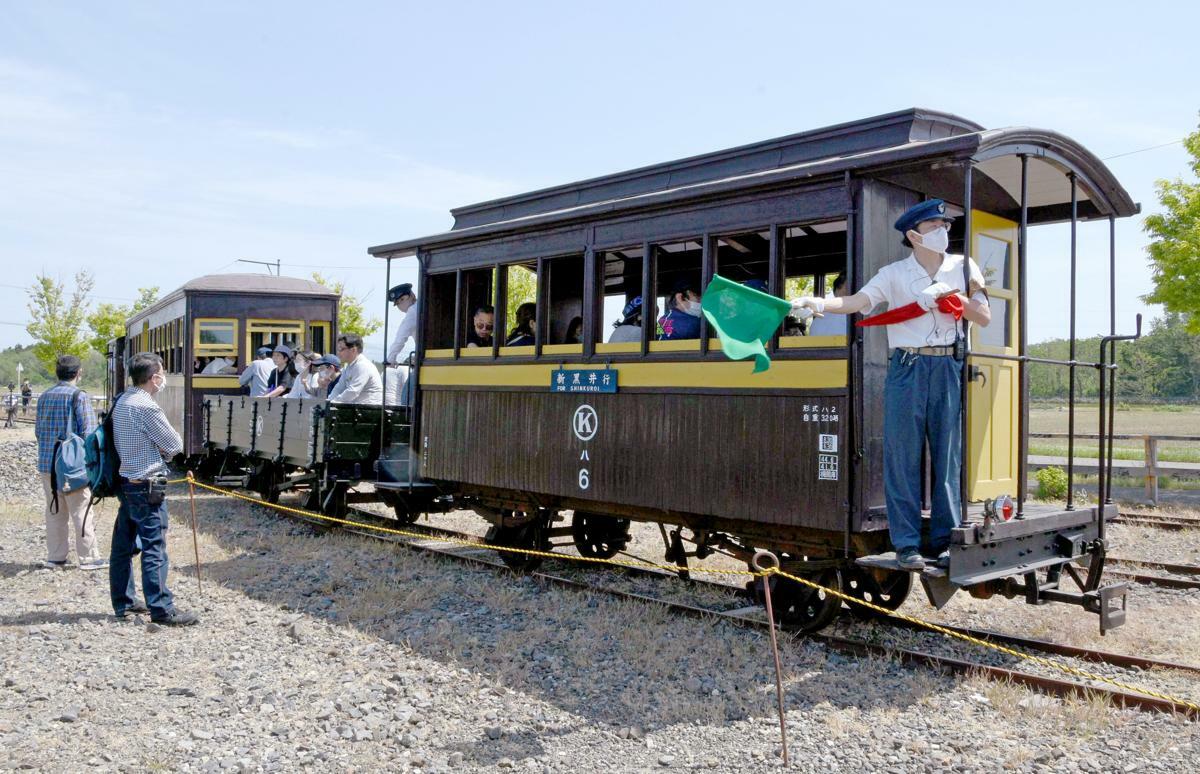 復元された旧頸城鉄道の車両に体験乗車するファンら＝５月５日、上越市頸城区