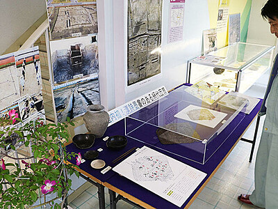 出土の「網代団扇」公開　射水市埋文センター、漢詩題材のバラも展示