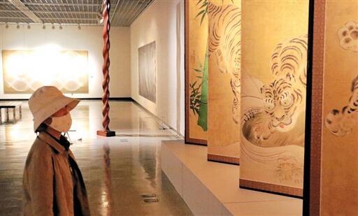 大小さまざまな美術品が並ぶコレクション展＝５月１２日、福井県立美術館
