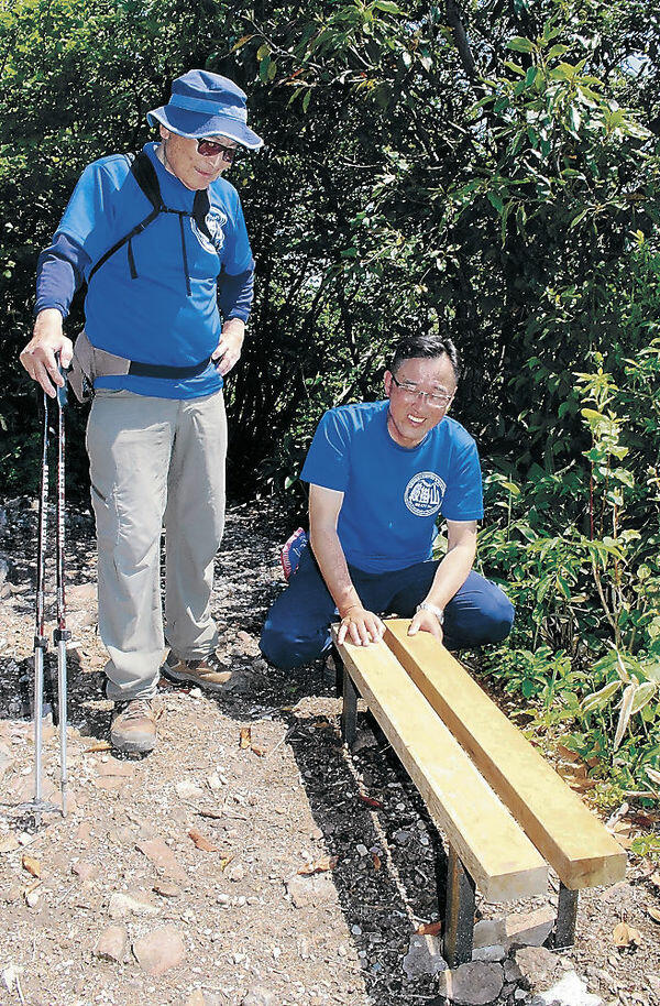 鞍掛山に設置したベンチを確認する中村さん（右）と井尻さん＝加賀市塔尾町