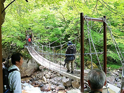 ３年半ぶり楽しみ、迫力の須坂・米子瀑布群　アクセス道路、２３日に開通
