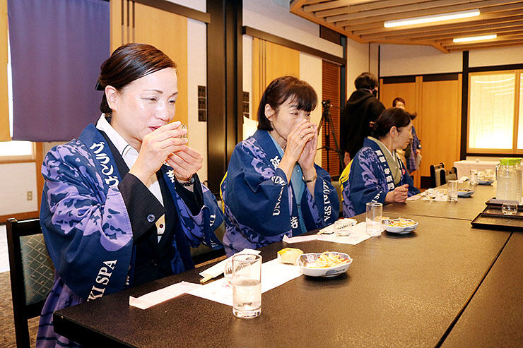 宇奈月温泉開湯１００周年記念の日本酒を味わうかたかご会のメンバー