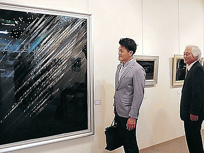 漆黒追求の作品並ぶ　ひろた美術画廊