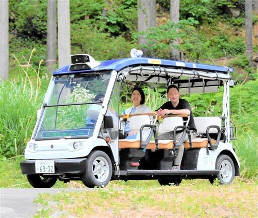 自動運転車に乗る観光客ら＝５月２８日、福井県永平寺町志比