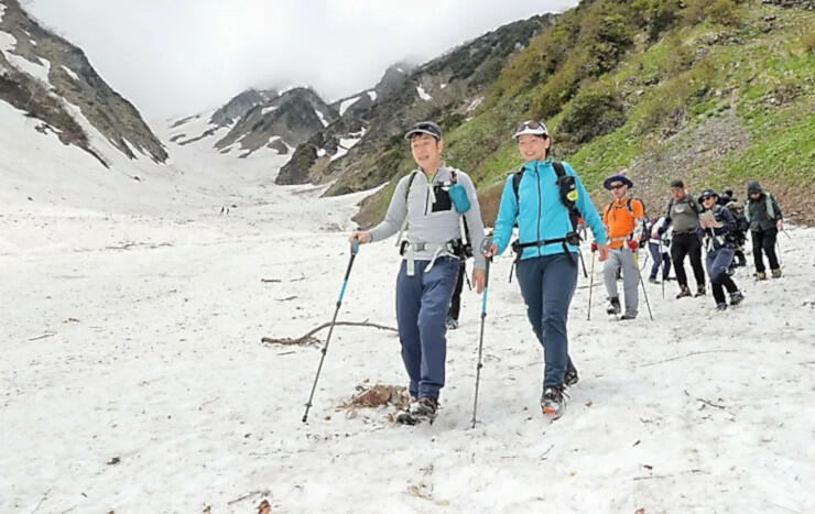 涼風を感じながら白馬大雪渓のトレッキングを楽しむ人たち＝２７日午前１１時３７分、白馬村