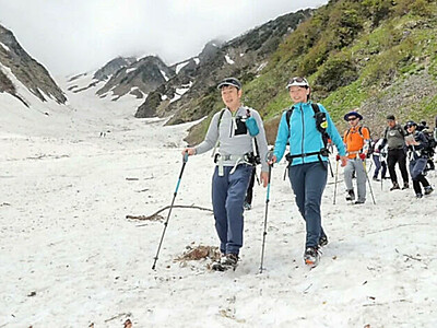 残雪×新緑、夏山の絶景味わい歩く　白馬連峰で開山祭