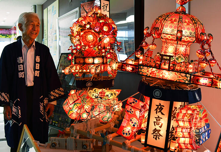 砺波市役所に飾られた手作りのミニ行燈２基