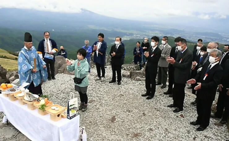 車山神社で開かれた開山祭で安全を願う登山客ら