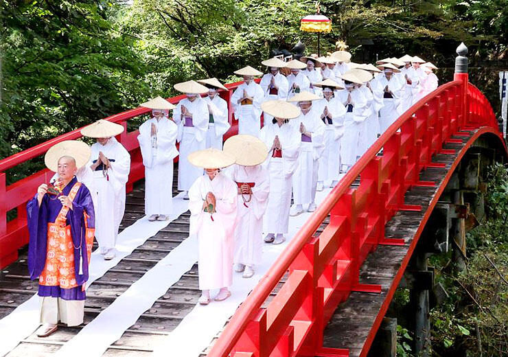目隠しをして布橋を渡る白装束の女人衆＝２０２２年９月２５日