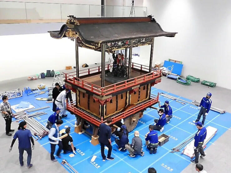 特別展に向け、組み立てられた「上町祭屋台」＝２２日午後１時４６分、長野市の県立美術館