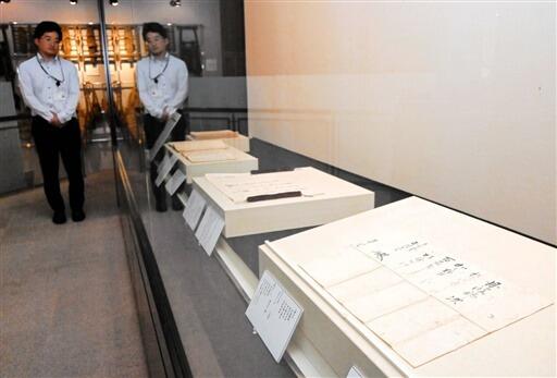 沢村大学助吉重にまつわる古文書５点が並ぶ展示コーナー＝福井県高浜町郷土資料館
