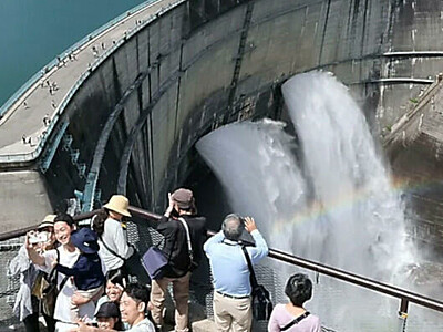 夏を呼ぶ迫力の水しぶき　６０周年の黒部ダム、観光放水始まる【動画付き】