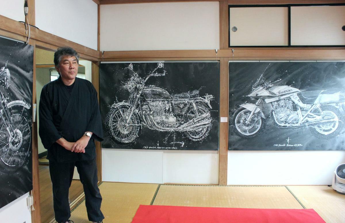 展示作業に訪れ、「昔のオートバイは乗った感じも雰囲気も現在のものとは全然違う」と話す遠藤信さん＝６月２２日、燕市寿町のｇａｌｌｅｒｙ　ＳＡＩ