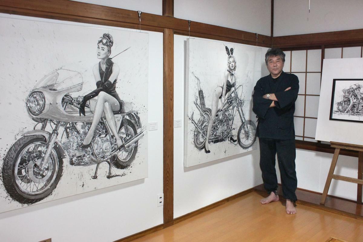 遠藤信さんが描いたバイク＝６月２２日、燕市寿町のｇａｌｌｅｒｙ　ＳＡＩ