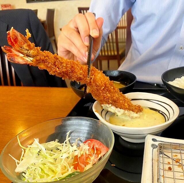 海老フライ定食の「大」サイズの海老フライ＝福井県福井市のとんかつの名店「くら」