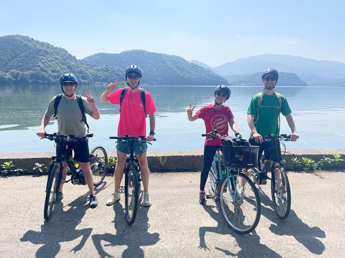 三方五湖周辺を巡る外国人対象のサイクリングツアーを利用した４人＝６月１７日、福井県若狭町海山