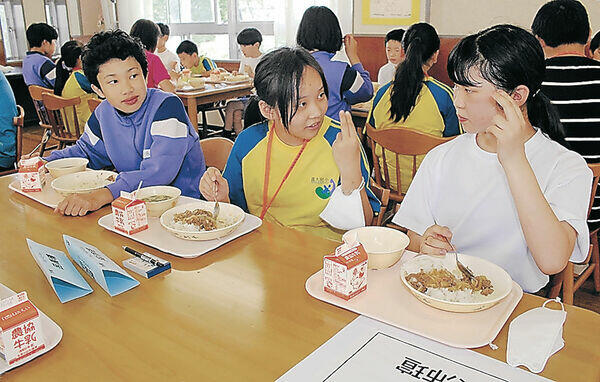 給食を食べながら交流する台湾と加賀の児童＝加賀市山中小