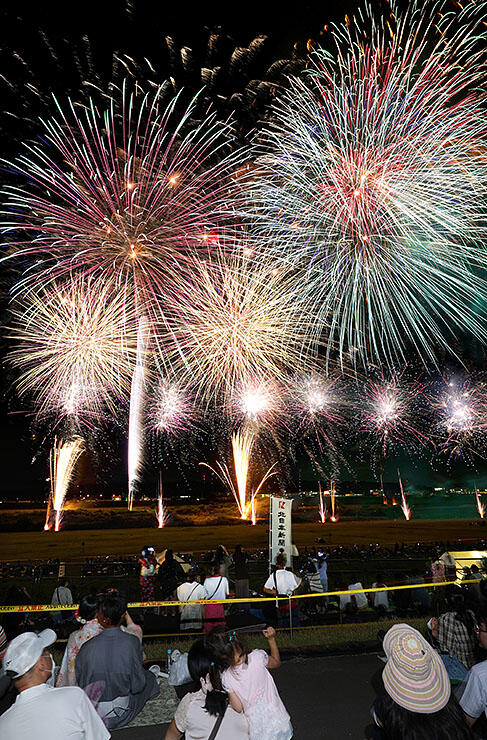 スターマインや尺玉が次々と夜空を彩った昨年の北日本新聞納涼花火