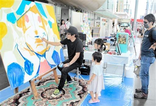 県内を中心に活動するイラストレーターらがその場で絵を描くパフォーマンスを繰り広げた催し＝７月２日、福井県福井市のハピテラス