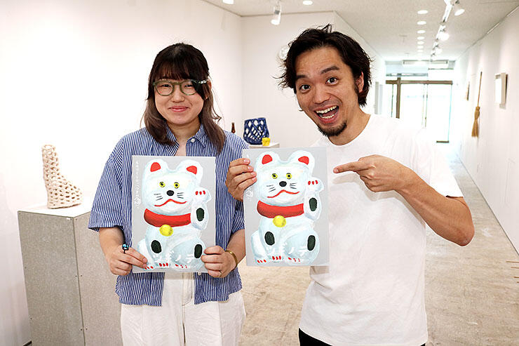 パンフレットを手にフェアをＰＲする羽田さん（右）と技術展示エリアの責任者の間宮史佳さん