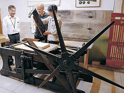 ピカソ通った仏工房で使用　 １９世紀の木製プレス機　 金沢で展示