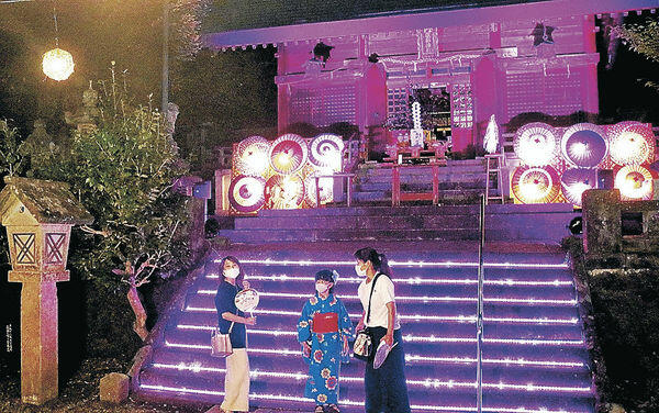 ライトアップされた服部神社＝２０２０年８月、加賀市山代温泉