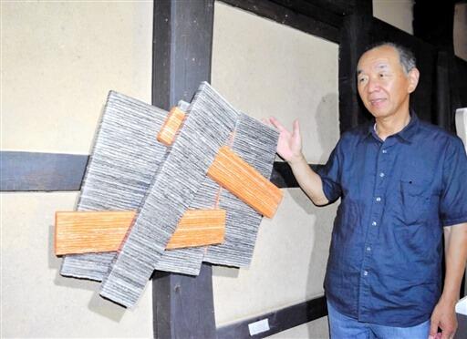杉本さんが和紙の耳を並べて制作した「Ｋシリーズ」の作品＝７月８日、福井県越前市の卯立の工芸館