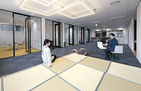小松イ草の畳表も使われたビジネス客用の「Ｋｏｍａｔｓｕ九」コワーキングエリア＝小松駅
