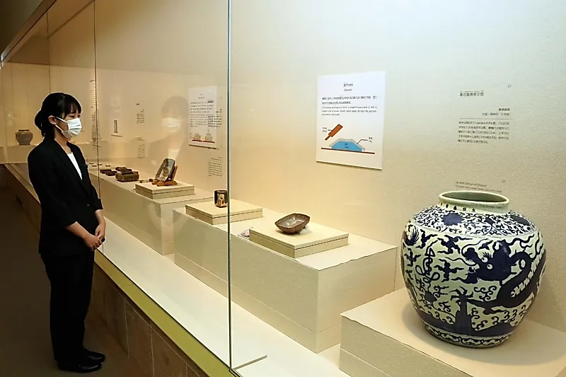 多様な形、技法の陶磁器が並ぶ展示
